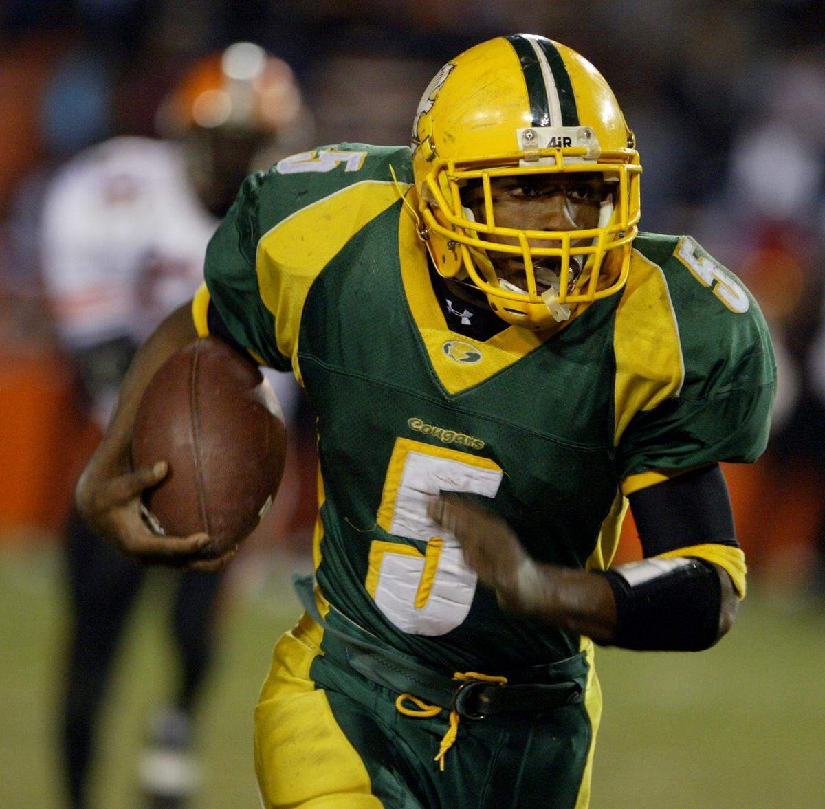 12/06/03 - Richard Patterson/for the Herald - Miami Killian’s Bobby Washington during the state semifinal game against Carol City at the Orange Bowl. Carol City won 3-0.