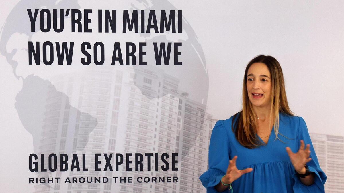 Annabella Espina, directora de Operaciones de la oficina de Miami, habla durante la inauguración de la nueva oficina de BNP Paribas en Brickell, el miércoles 6 de diciembre de 2023, en Miami, Florida.