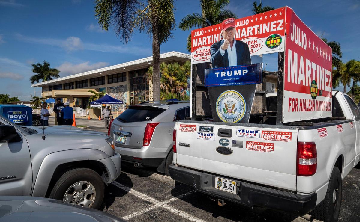 Una imagen de Donald Trump y otro material de campaña  del candidato  Julio Martínez en una camioneta en Hialeah, el 27 de octubre de 2021.