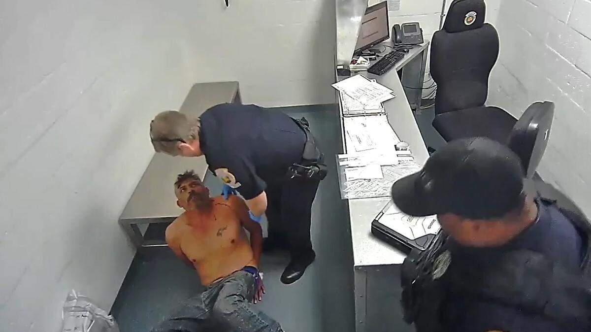 José Trinidad García Alvarado sufrió un corte en la cabeza después de ser empujado contra una pared por el policía de Homestead Lester Brown, quien se ve inclinado sobre él. Esta es una captura de pantalla del video de vigilancia del incidente de diciembre de 2018.