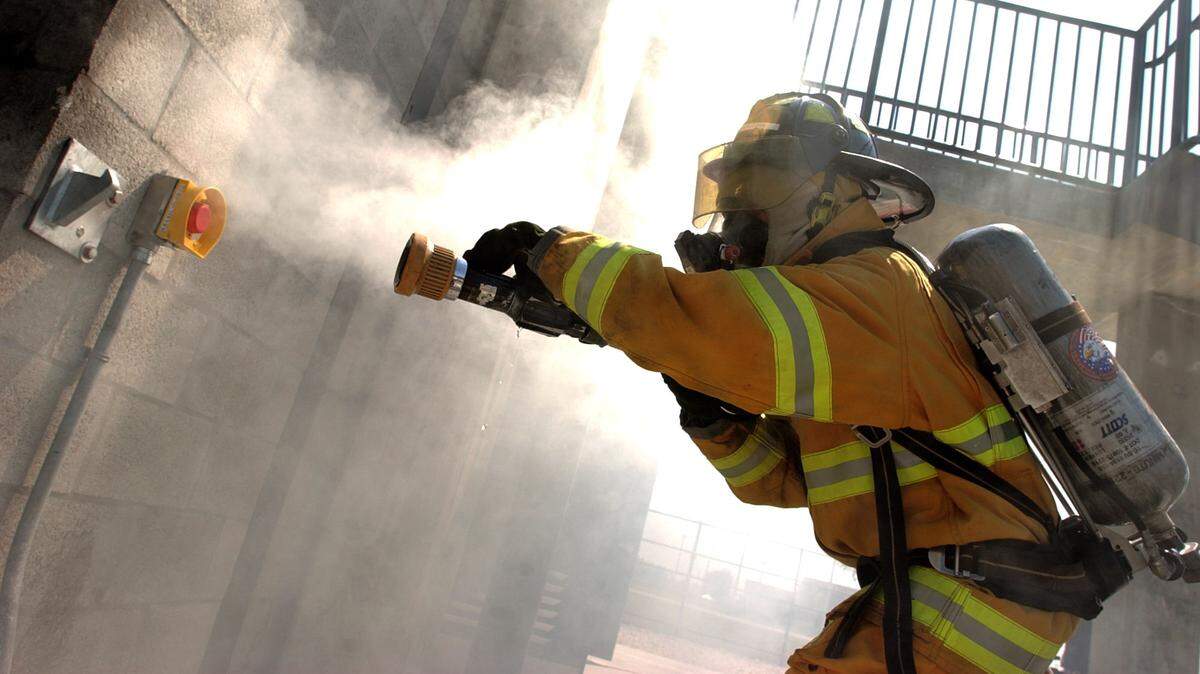 Erin Greenfield, de 26 años, estudiante de bombero, está a punto de entrar en una de las cinco salas de incendio de las instalaciones de entrenamiento de bomberos del Colegio de Bomberos de Miami Dade, el jueves. Sus nuevas instalaciones son de última generación. El edificio de 2,400 pies cuadrados sustituye al antiguo edificio del College, construido en 1982. El edificio cuenta con cinco salas de incendios, incluyendo tres simuladores de fuego vivo. En una imagen de 2004. Marice Cohn Band/The Miami Herald
