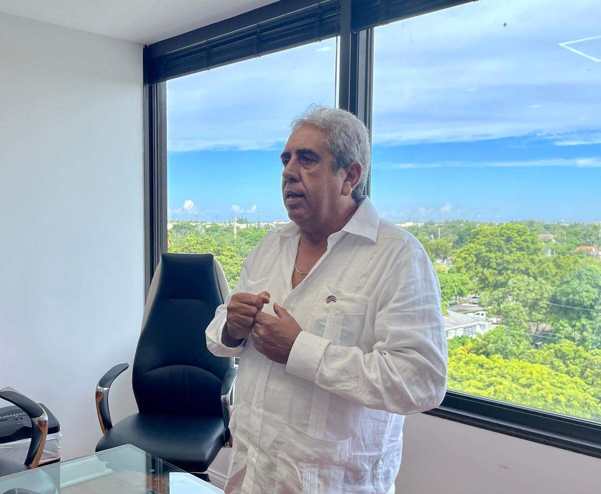 Alfonso Larrea, founder of Evexcon SRL, a private company in Cuba that specializes in event planning, speaks to a group of Cuban entrepreneurs at Ready2Go in Hialeah, a travel agency that will host an office that will provide business services to entrepreneurs visiting Miami.