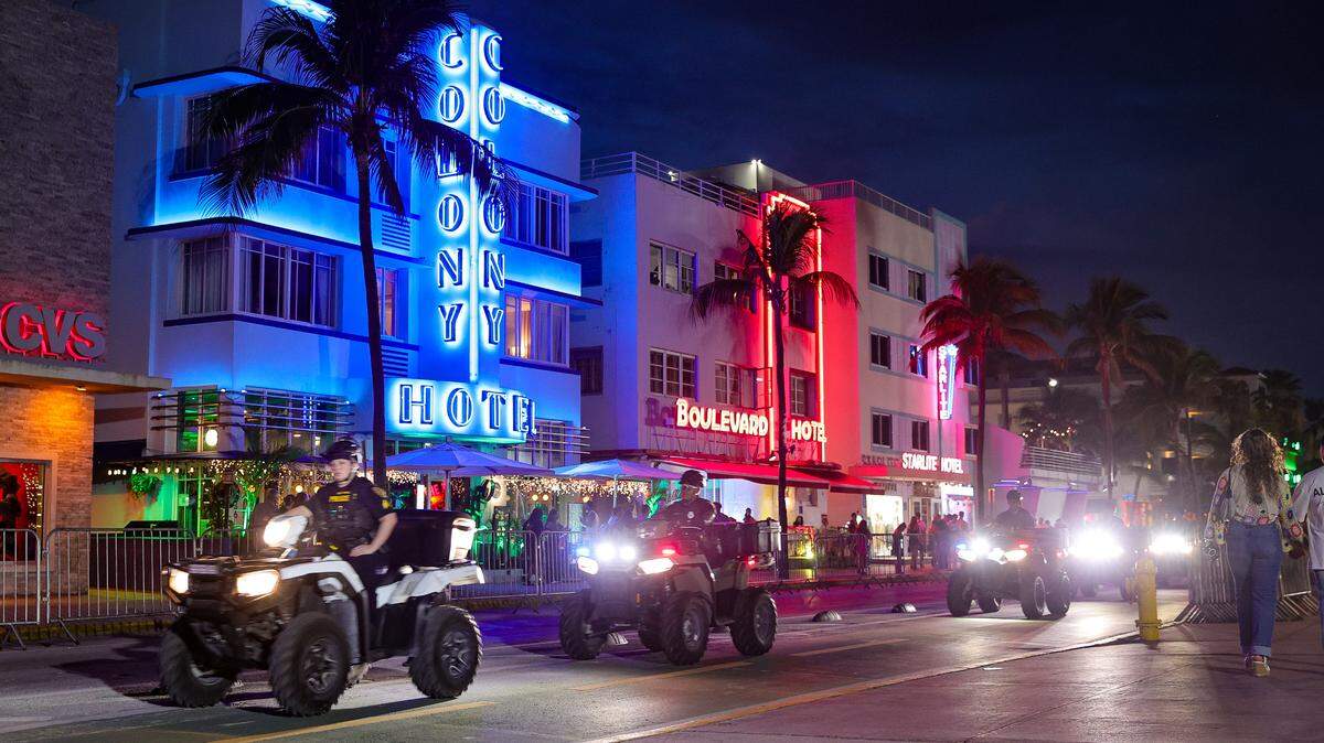 La policía de Miami Beach recorre Ocean Drive durante las vacaciones de primavera en Miami Beach, el domingo 10 de marzo de 2024.
