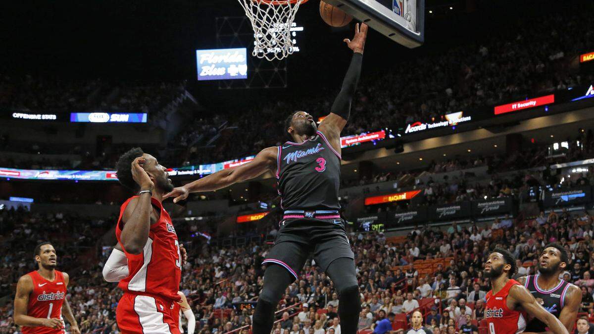 Dwyane Wade (3) anota una canasta para el Heat ante los Wizards este 4 de diciembre en Miami.