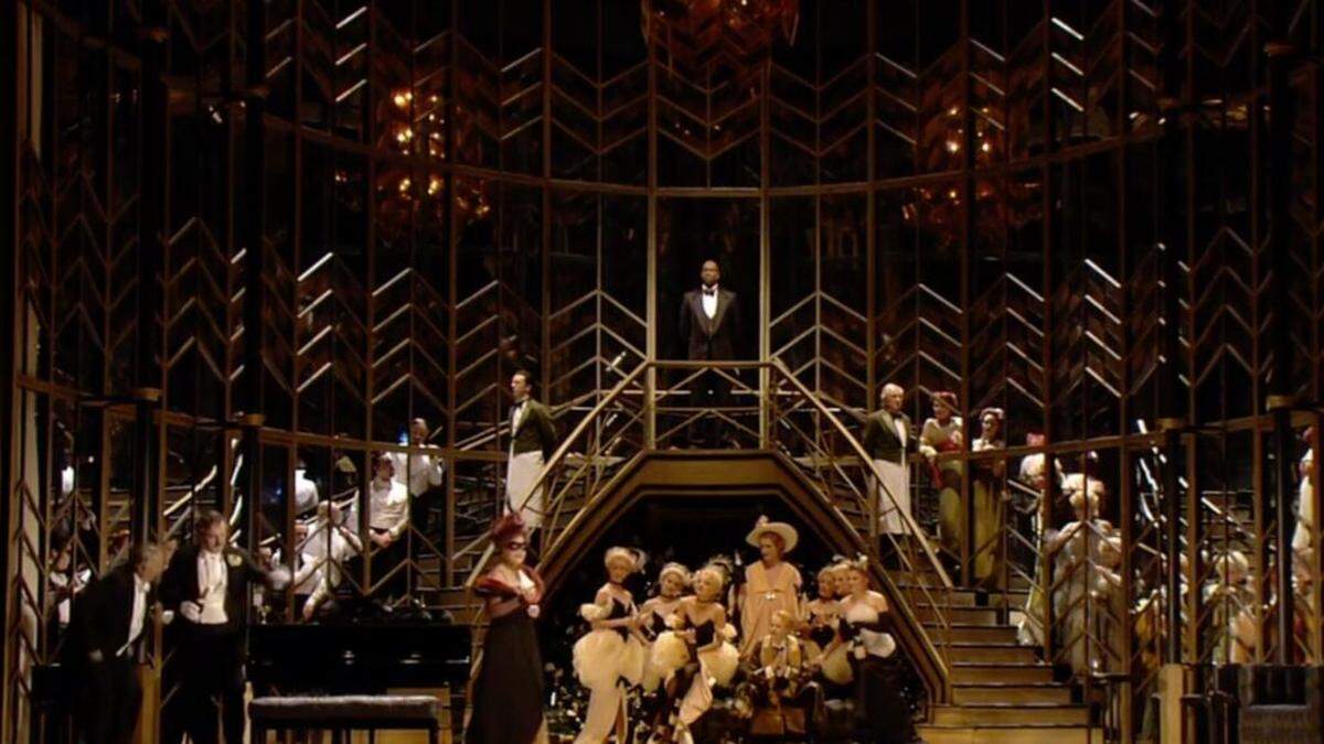 FGO acquired the set for “Die Fledermaus” from the Washington National Opera at the Kennedy Center. The production shown is the original production of Glyndebourne Festival, performed by the Grand Théâtre de Genève in German and French.