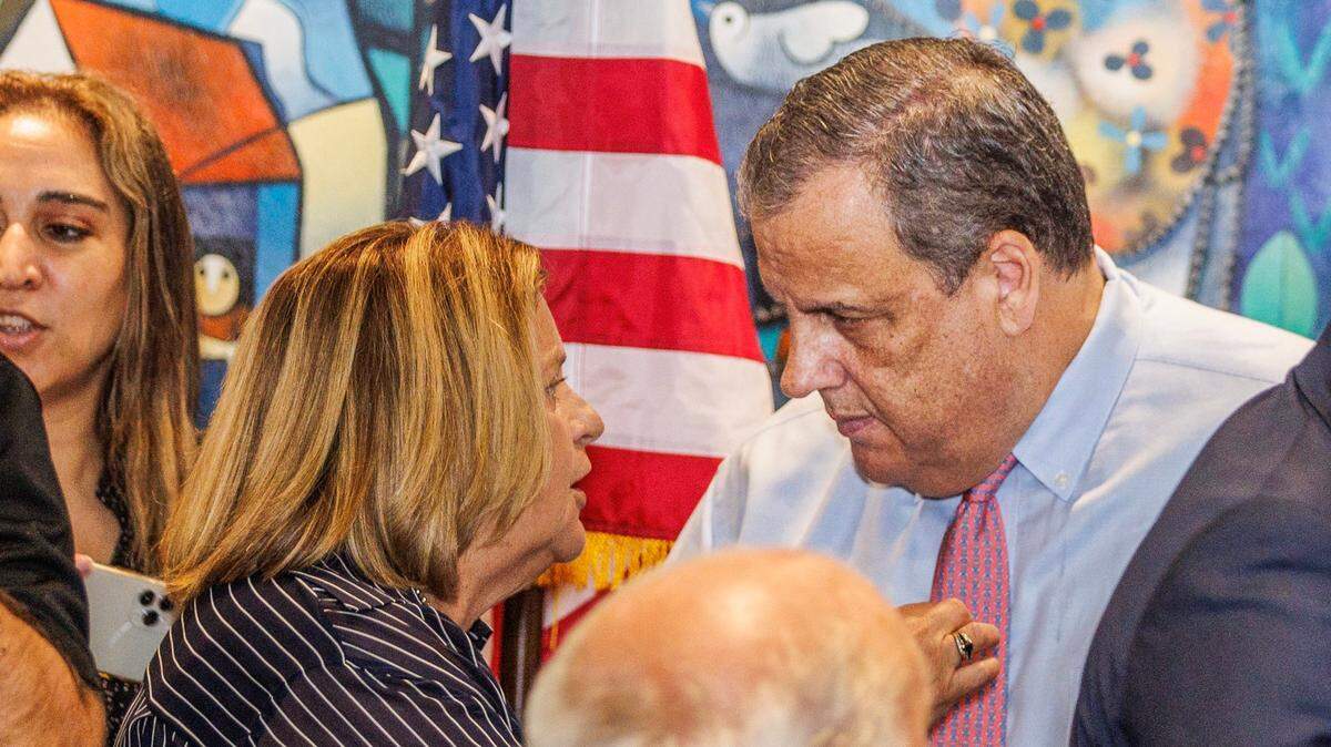 El candidato presidencial republicano Chris Christie charla con la ex congresista Ileana Ros-Lehtinen durante una reunión en el restaurante Casa Cuba en South Miami, el viernes 18 de agosto de 2023.