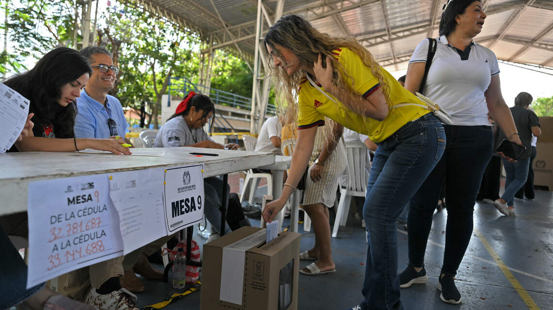 Colombia hard-right and leftist presidential candidates to spar in run-off race