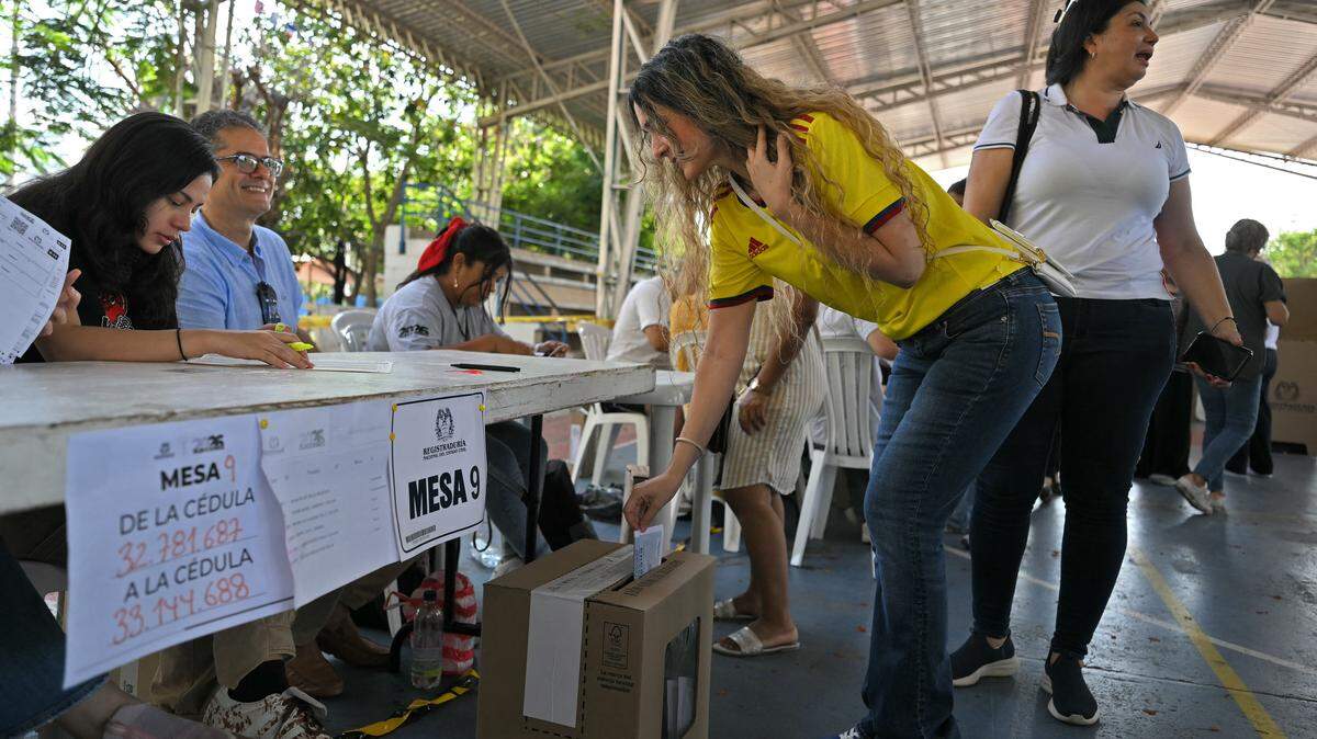 Una mujer emite su voto en un centro de votación durante las elecciones presidenciales en Barranquilla, Colombia, el 31 de mayo de 2026.