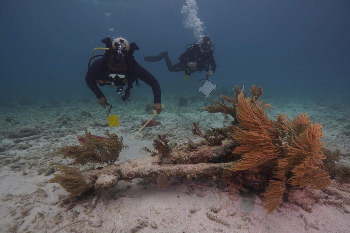 The shipwreck’s remains consist of the metal fittings used in its construction. The wooden hull is no longer visible.