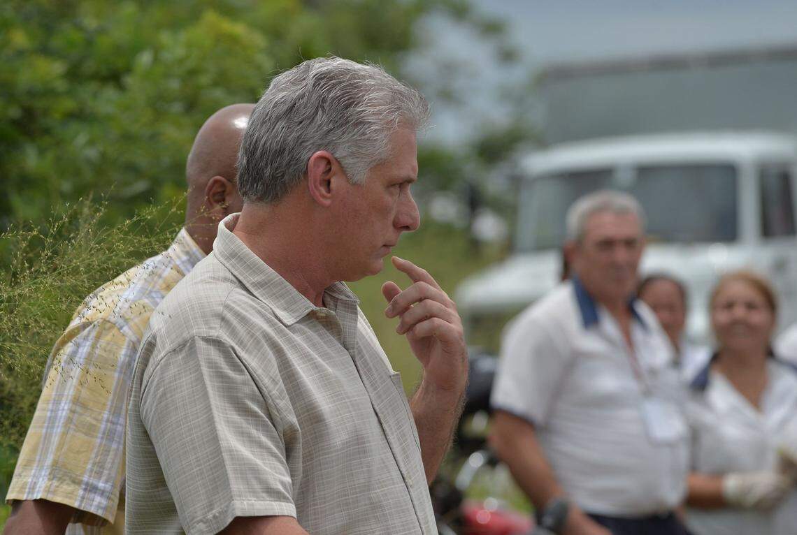 "Las noticias no son nada halagüeñas", dijo el gobernante cubano Miguel Díaz-Canel tras llegar al lugar del accidente en La Habana