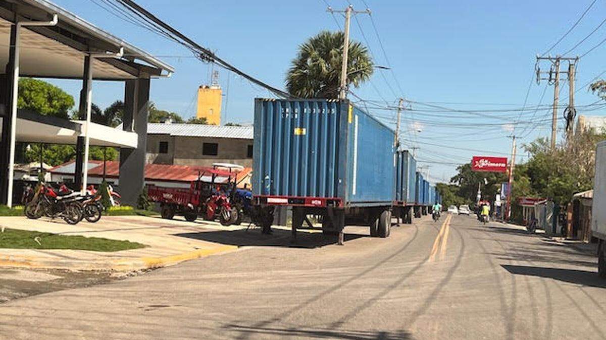 Trucks routinely travel between Haiti and the Dominican Republic as part of the country’s vibrant trading relations. However, migration remains a thorny issues between the two neighboring countries.