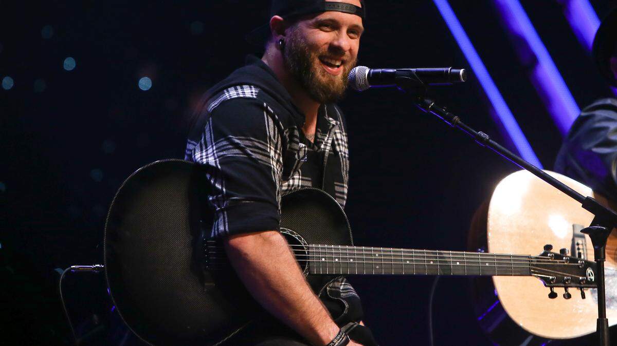 brantley gilbert at chicago theatre stars and strings