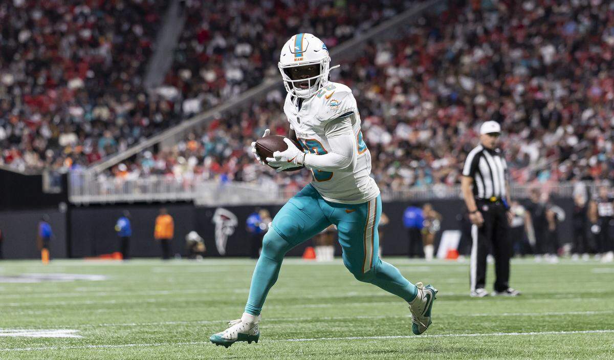 Miami Dolphins running back De'Von Achane (28) runs to score a touchdown against the Atlanta Falcons in the first half of their NFL game at Mercedes-Benz Stadium on Sunday, Oct. 26, 2025, in Atlanta, Ga.