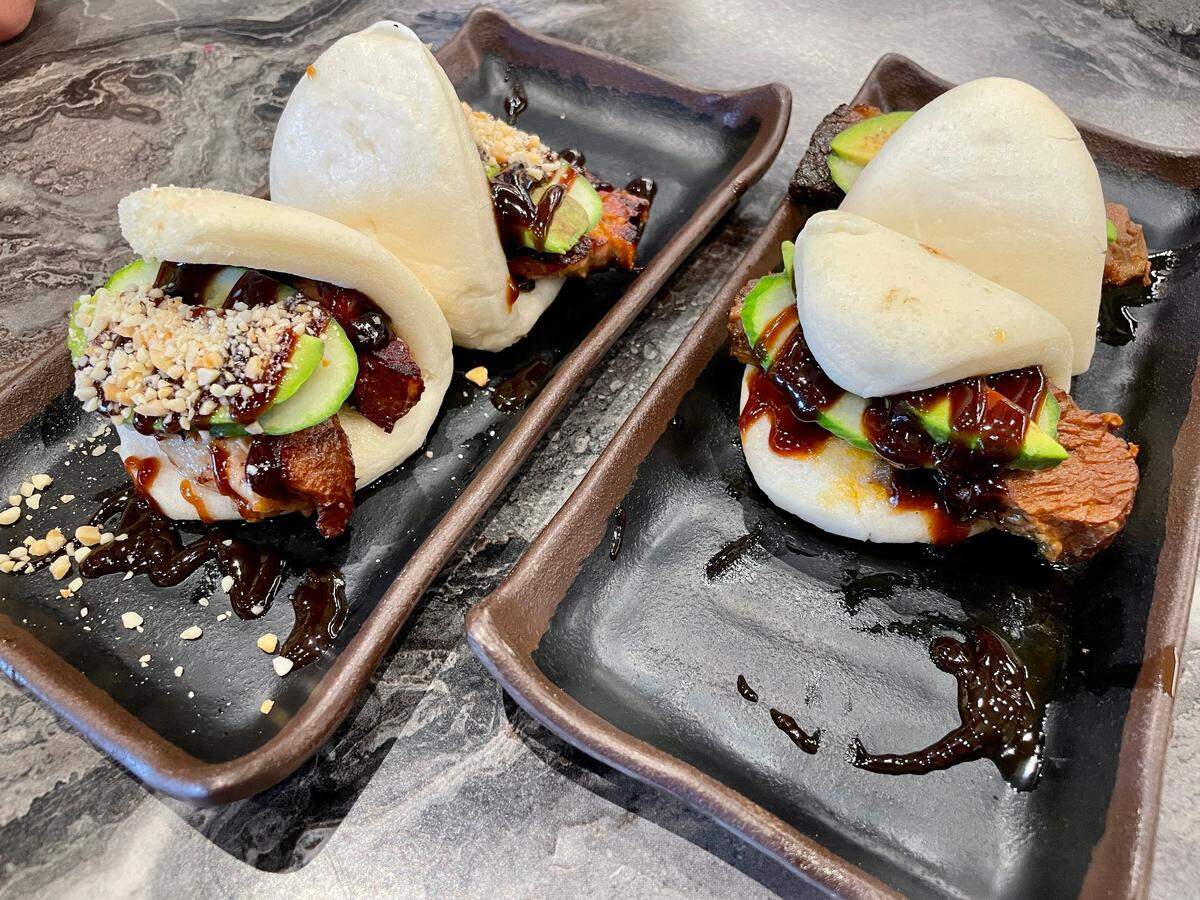 Baos de panceta de cerdo y costillas cortas de In Ramen en el salón de comida del Shoma Bazaar.