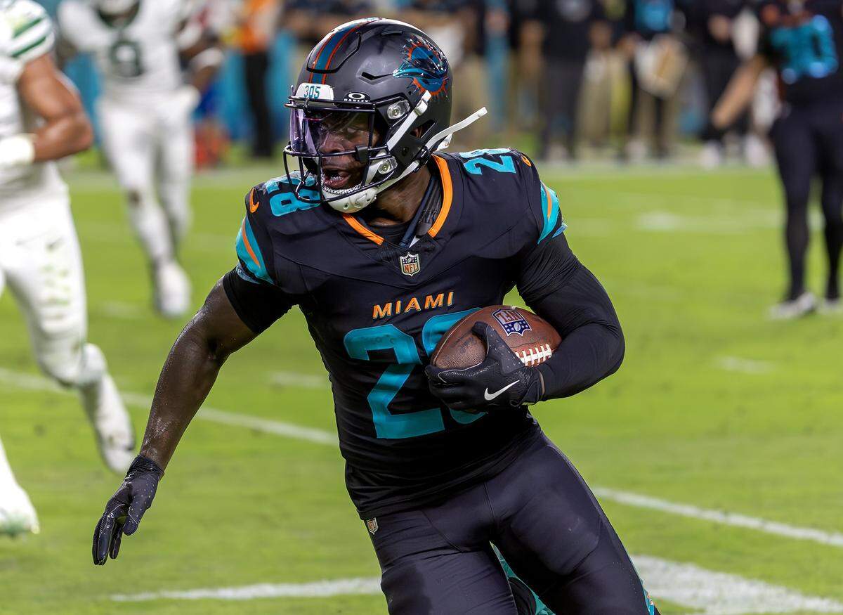 Miami Dolphins running back De'Von Achane (28) carries the ball during the first half of an NFL game against New York Jets, Monday, Sept. 29, 2025, in Miami Gardens, Fla.