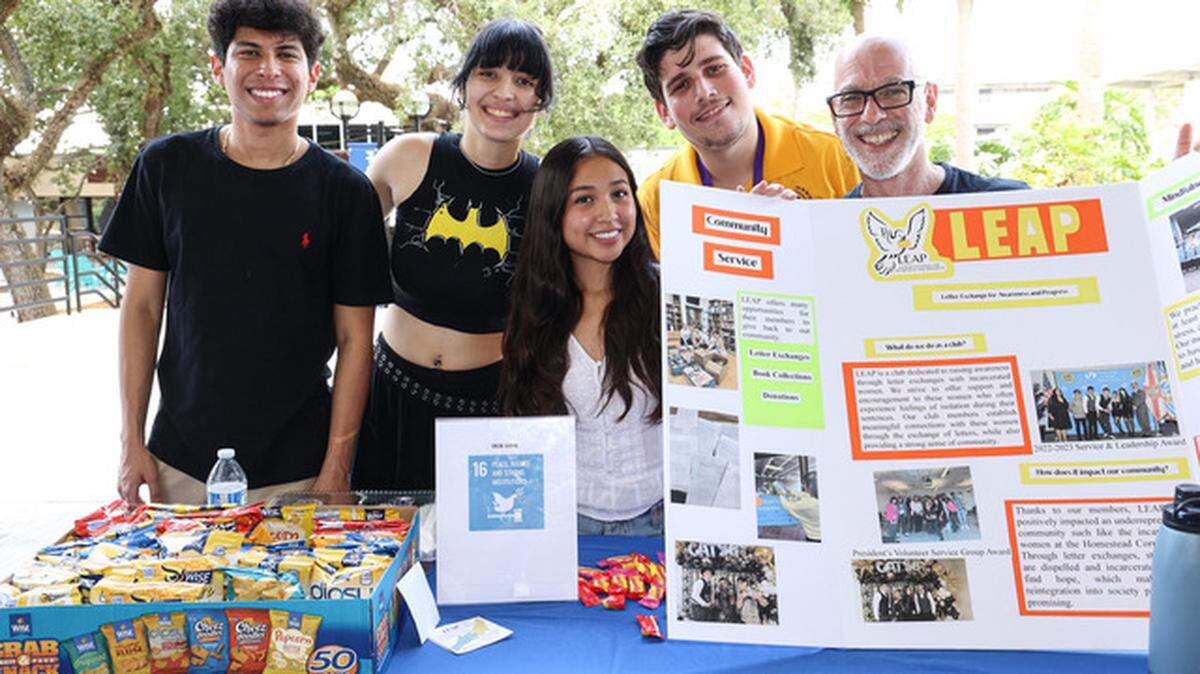 ESTUDIANTES DEL club de intercambio de cartas LEAP del Miami Dade College trabajan con el profesor de escritura Carlos González y Exchange for Change.
