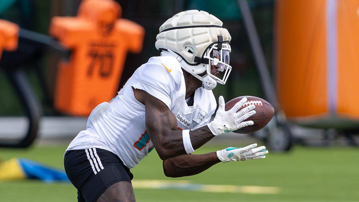 Miami Dolphins wide receiver Tyreek Hill (10) catches a pass during practice at the Baptist Health Training Complex on Thursday, Oct. 17, 2024, in Miami Gardens, Fla.