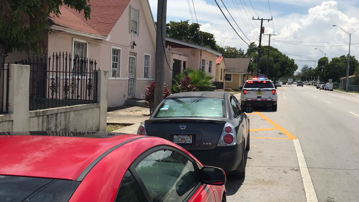 A Miami police car outside a LIttle River apartment complex where a homeowner says her stolen computer was sending out GPS signals for nearly two weeks.