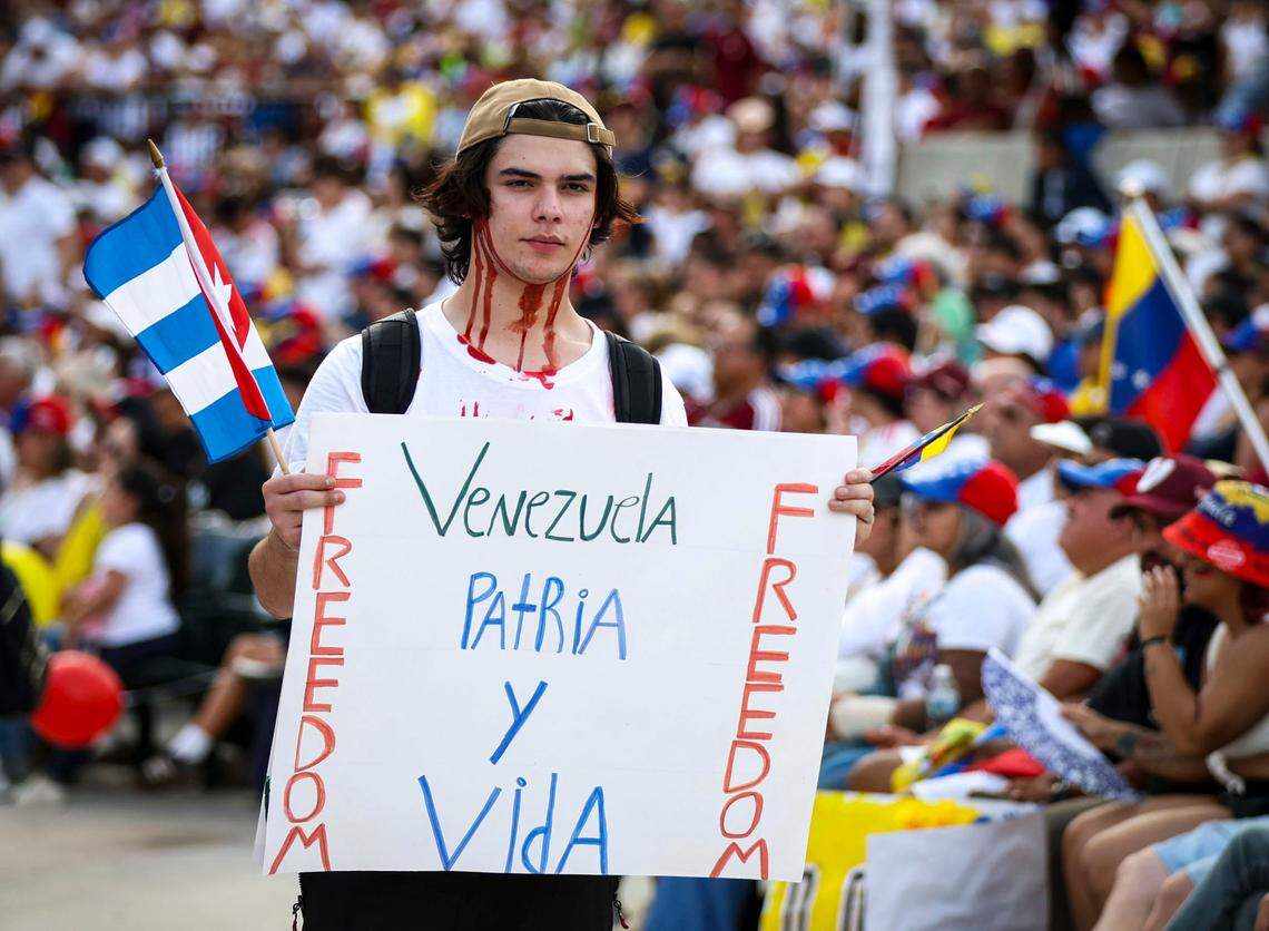 Christian Fabian carries a sign bearing the Cuban Anti-Castro slogan ‘Country and Life’