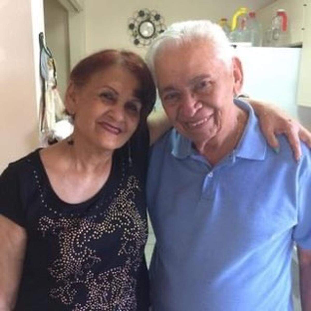 Los padres de Alex Mena en una foto tomada poco antes de la muerte de su padre, Medardo Mena, en 2015. Aquí aparece con la madre de Mena, Caleope Mena. "Mi madre acaba de fallecer el 31 de marzo, y llegó a verme convertido en el director ejecutivo interino del Miami Herald y el Nuevo Herald. Nada mal para un chico que empezó su carrera en el Herald contestando teléfonos a los 19 años", escribió Mena en una columna publicada el 5 de mayo de 2023. Courtesy Alex Mena