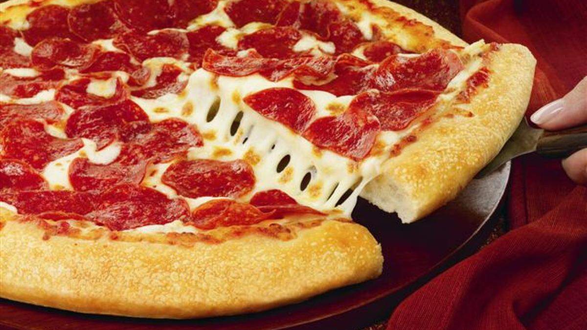 A North Carolina pizza chain, Cugino Forno, is accused of taking workers’ tips to pay other employees and paying below federal minimum wage, officials said.