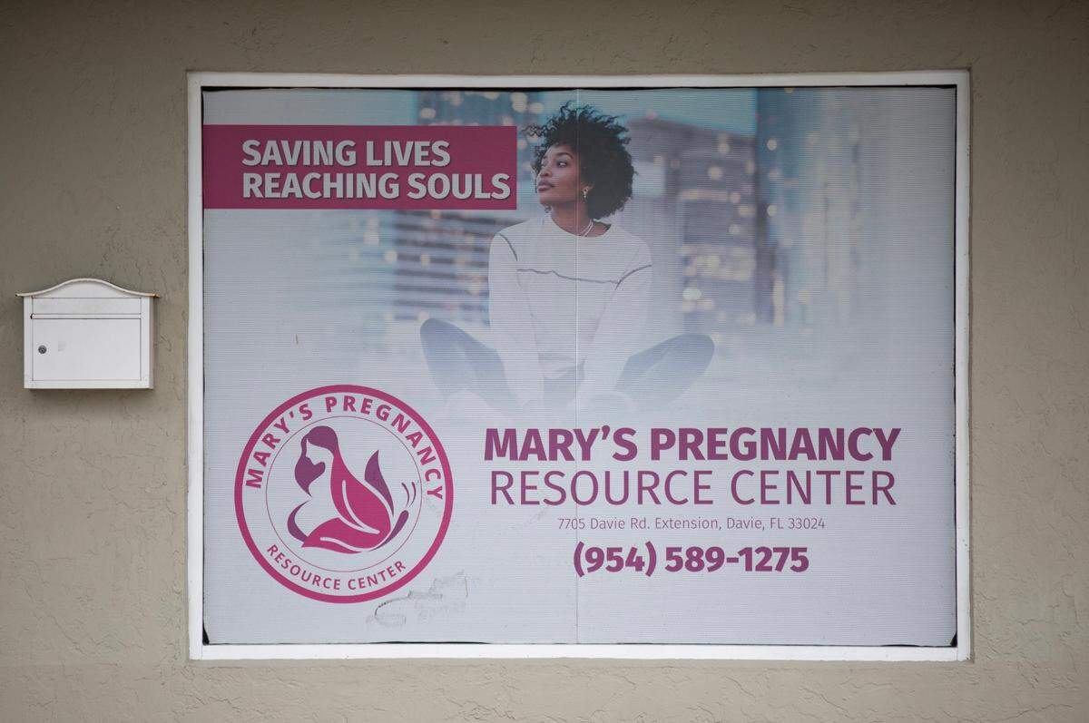 Otra ventana cubierta en el Mary's Pregnancy Resource Center en el  Condado Broward.