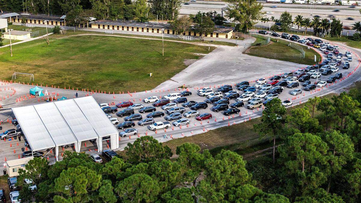 People lined up to get tested on Tuesday at Tropical Park, as the omicron variant of COVID-19 infect many of Miami-Dade County’s essential workers.