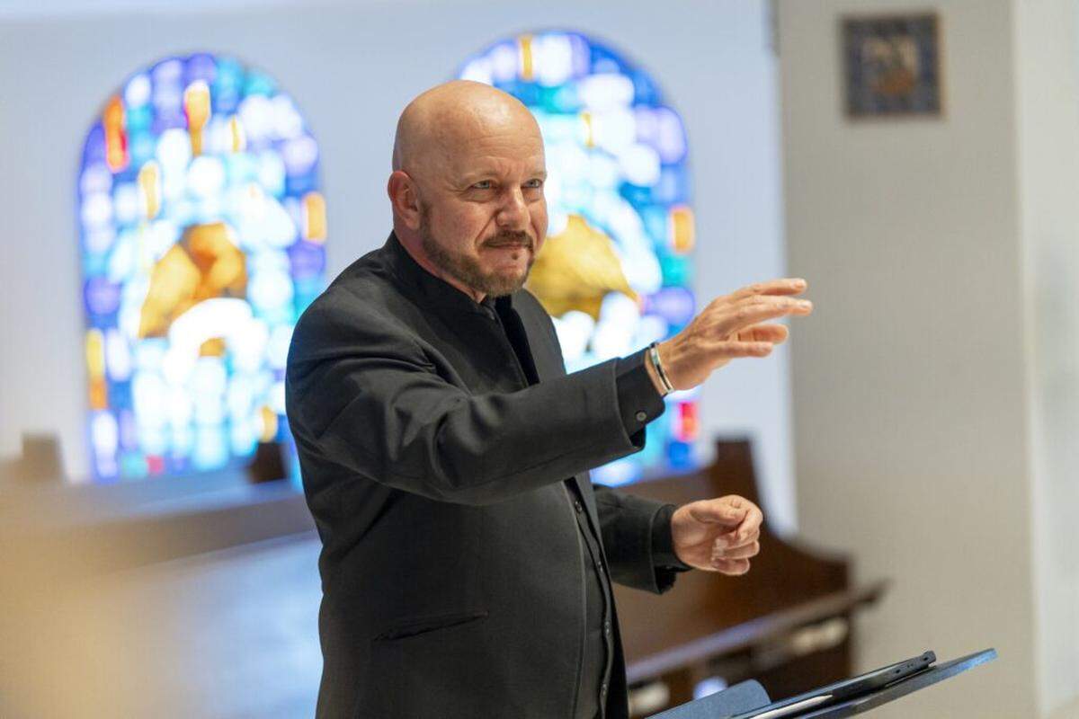 Conductor James K. Bass brings to the stage “Jewish Voices”, an a cappella program that is part of the Seraphic Fire’s 2024-2025 Season, “Music History 101!”