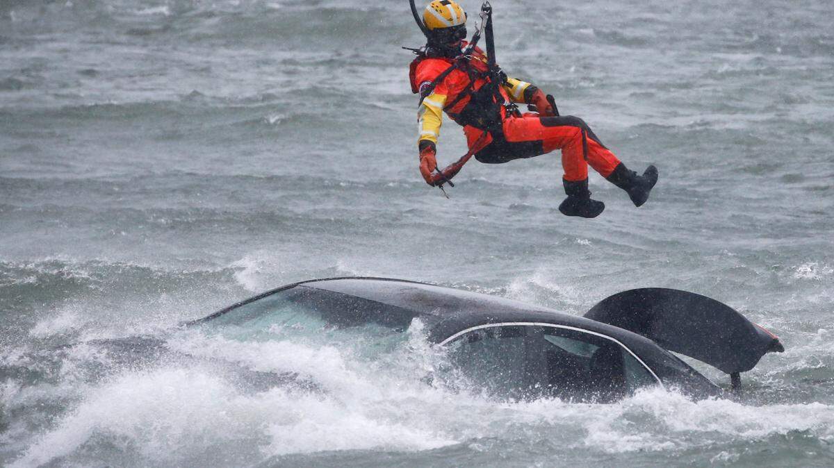 Two members of the U.S. Coast Guard Great Lakes crew recounted their rescue mission after a car with a passenger inside was near the edge of Niagara Falls.