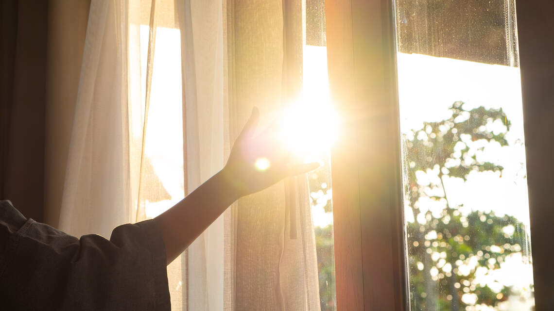 Do you love natural light but hate your summer electric bill? Here’s how to lower your energy costs