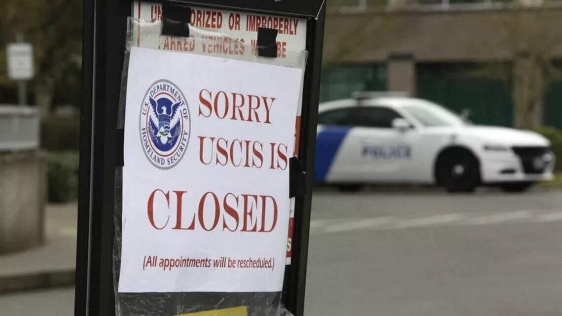 USCIS anuncia que no cortará empleados pero habrá retrasos en procesos migratorios