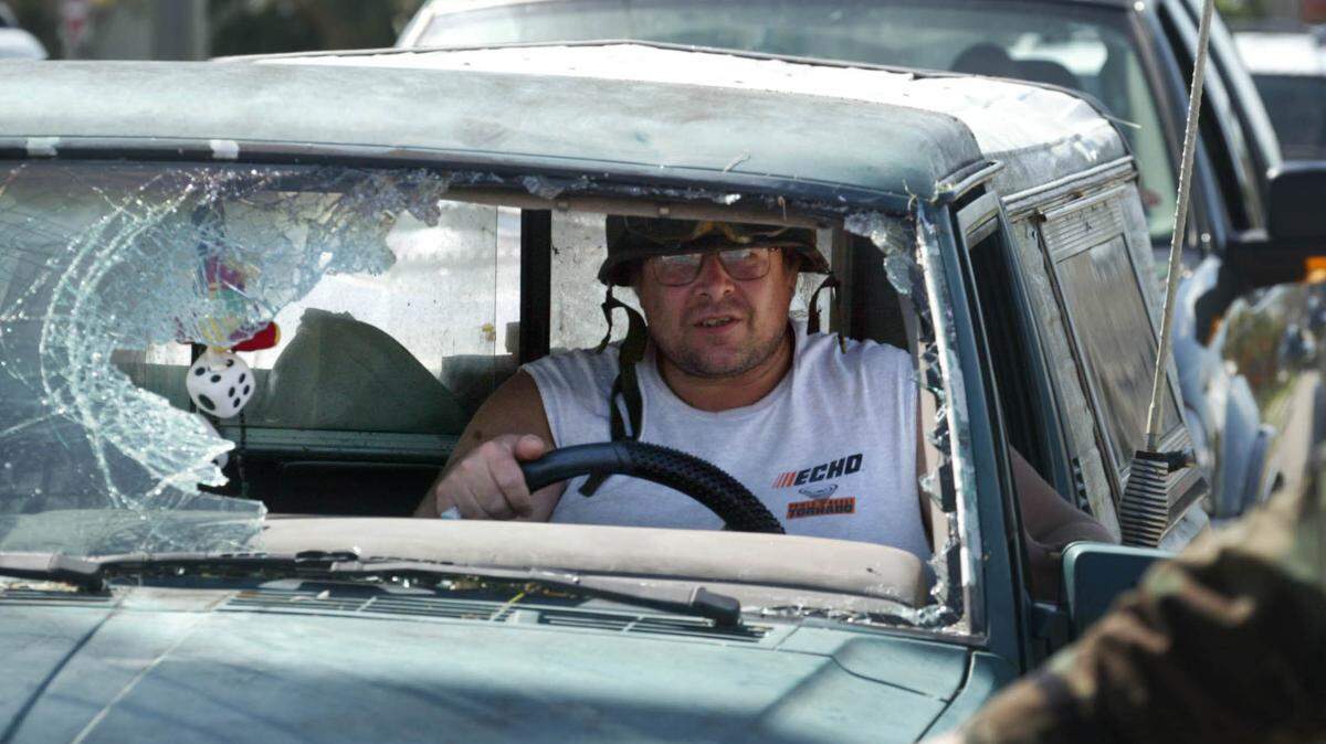 En 2004, un conductor de la Florida en la carretera con el parabrisas roto tras el paso del huracán Charley.