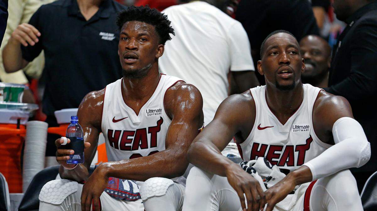 Los jugadores del Heat Jimmy Butler (22) y Bam Adebayo (13) descansan en el partido contra los Pistons el 22 de niviembre en el American Airlines Arena.