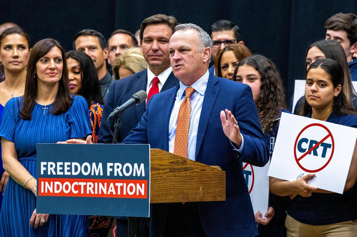 El Comisionado de Educación, Richard Corcoran, se dirige a la multitud antes de que el gobernador de la Florida, Ron DeSantis, firmara públicamente el proyecto de ley HB 7, "Libertad Individual", también apodado proyecto de ley "Stop Woke", durante una conferencia de prensa en Mater Academy Charter Middle/High School en Hialeah Gardens, la Florida, el viernes 22 de abril de 2022.