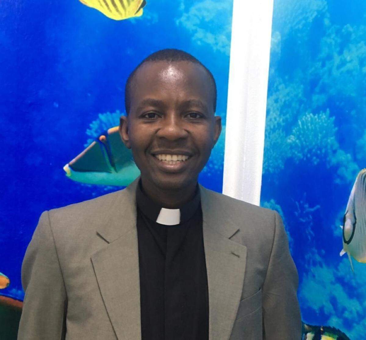 After a violent gang in Martissant stole their generator on Wednesday, nurses and doctors at Sainte Croix Hospital in Léogâne, Haiti, were forced to use the flashlights on their cellphones to provide care to patients. Hospital director Rev. Jn Michelin St. Louis has announced he has no choice but to shut down.