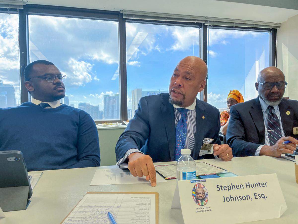 Stephen Hunter Johnson se dirige a otros miembros de la Junta Asesora de Asuntos Afroamericanos del condado de Miami-Dade el miércoles 1 de febrero de 2023.