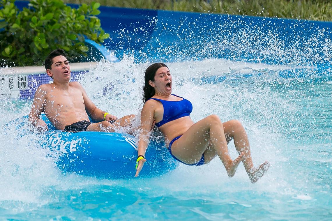 Brenda Martínez, de 17 años, y su primo, Jonathan Martínez, de 17 años, se lanzan por un tobogán en Tidal Cove Waterpark.