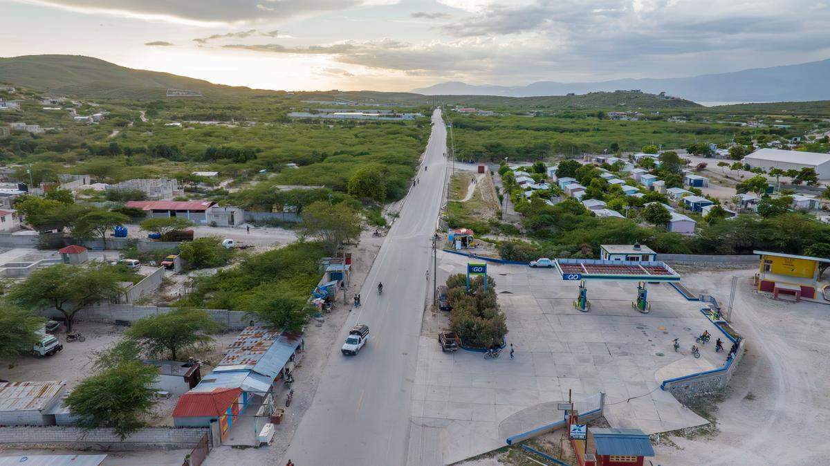 A U.S. citizen couple who has spent decades working in Haiti as missionaries fear a possible gang attack in Fond-Parisien, a rural border east of Port-au-Prince and near the Malpasse border crossing with the Dominican Republic. The lakeside town is being targeted by the 400 Mawozo gang after a July 21, 2024 attack on neighboring Ganthier and despite the presence of the U.S.-backed Multinational Security Support mission led by Kenya.