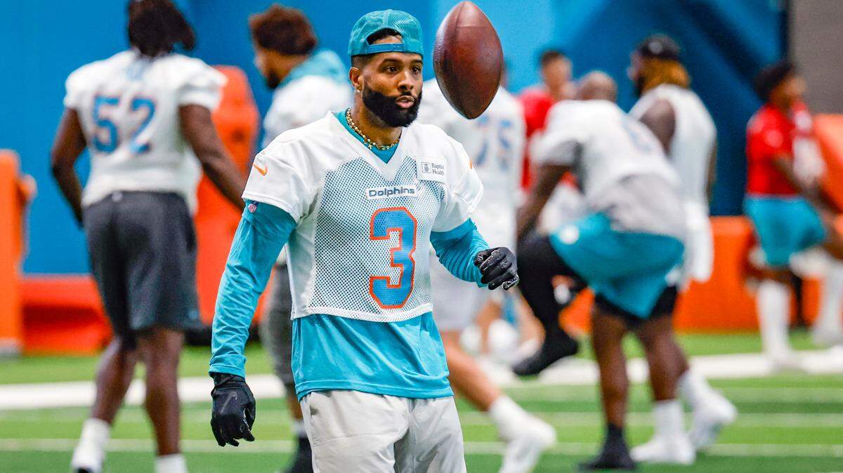 El wide receiver de los Miami Dolphins, Odell Beckham Jr. (3), lanza un balón durante la práctica en el Baptist Health Training Complex en Miami Gardens, Florida, el miércoles 5 de junio de 2024.