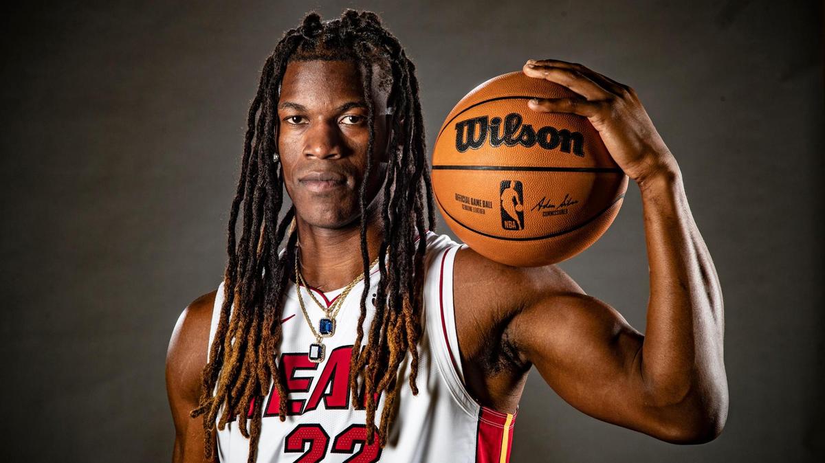 El delantero del Heat, Jimmy Butler, posa para las fotos en el Día de los Medios del equipo, este lunes 26 de septiembre de 2022, en el FTX Arena de Miami.