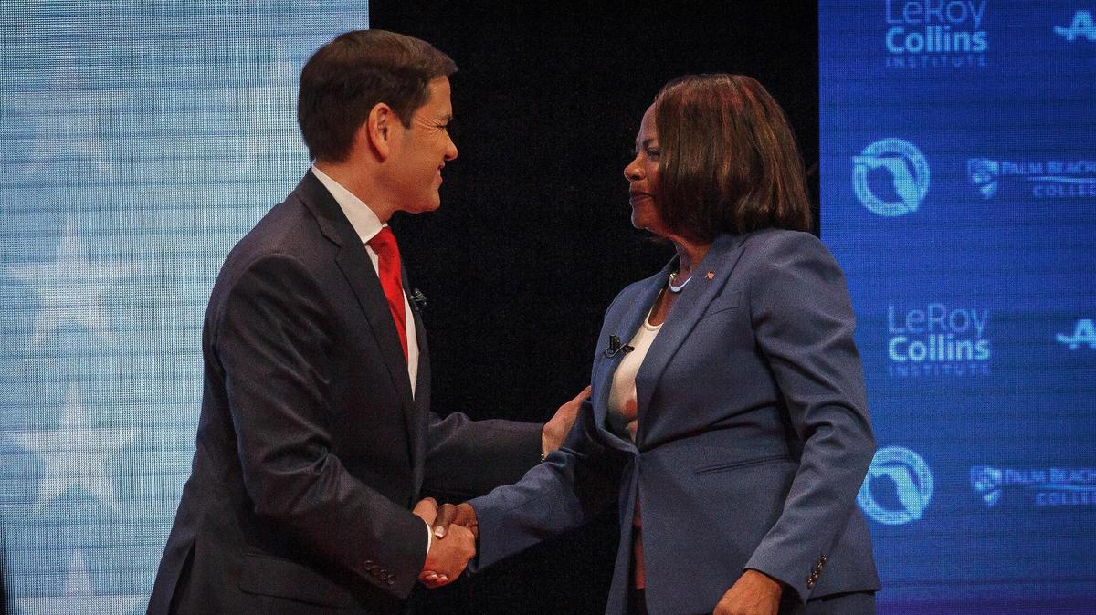 El senador Marco Rubio, republicano por Florida, y la representante federal Val Demings, demócrata por Florida, se saludan antes de un debate televisado en el Teatro Duncan en el campus de Palm Beach State College en el condado Palm Beach, Florida, el martes. , 18 de octubre de 2022.