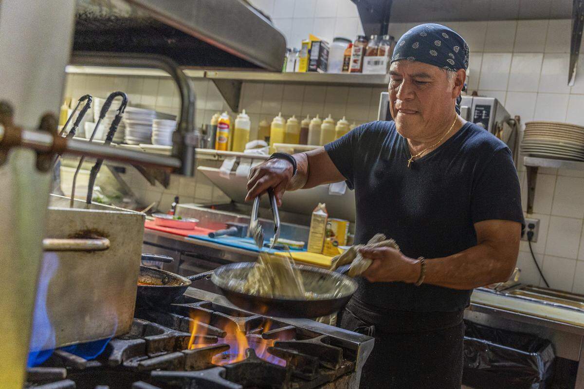 Chef Mateo Zarate prepares a fettuccini Alfredo pasta in the kitchen at George's, Italian restaurant celebrating 25 years in North Beach, on Thursday night, August 20, 2025.