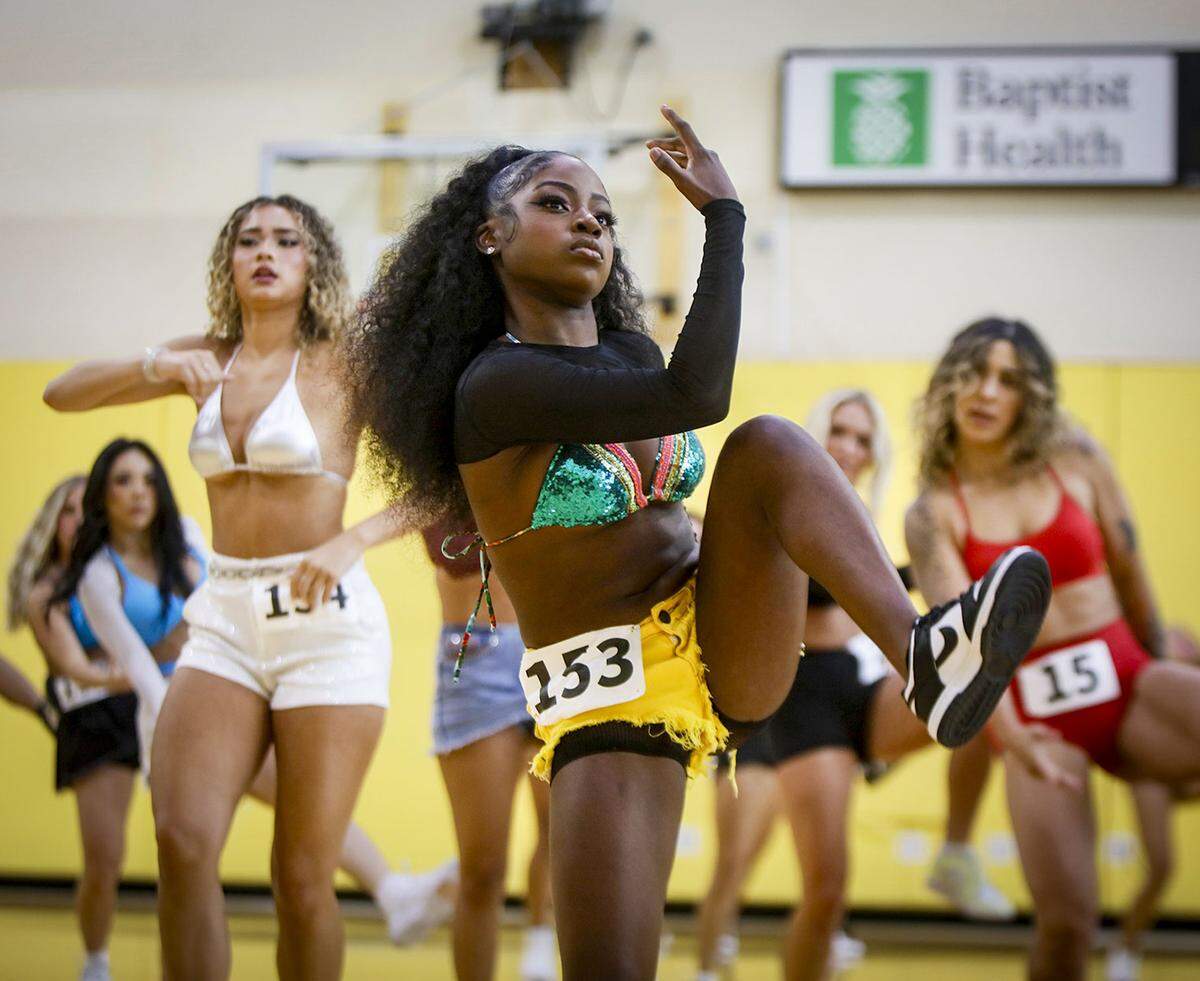 Amariah Sands performs along with other contestants during the audition.