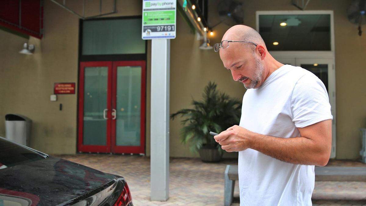José Devayle usa la aplicación de estacionamiento PaybyPhone en esta foto de archivo de Miami del 21 de octubre de 2017.