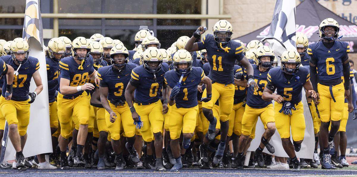 St. Thomas Aquinas Raiders run on the field before their football game against the Mater Dei Monarchs at St.Thomas Aquinas High School on Saturday, Aug. 23, 2025, in Fort Lauderdale, Fla.