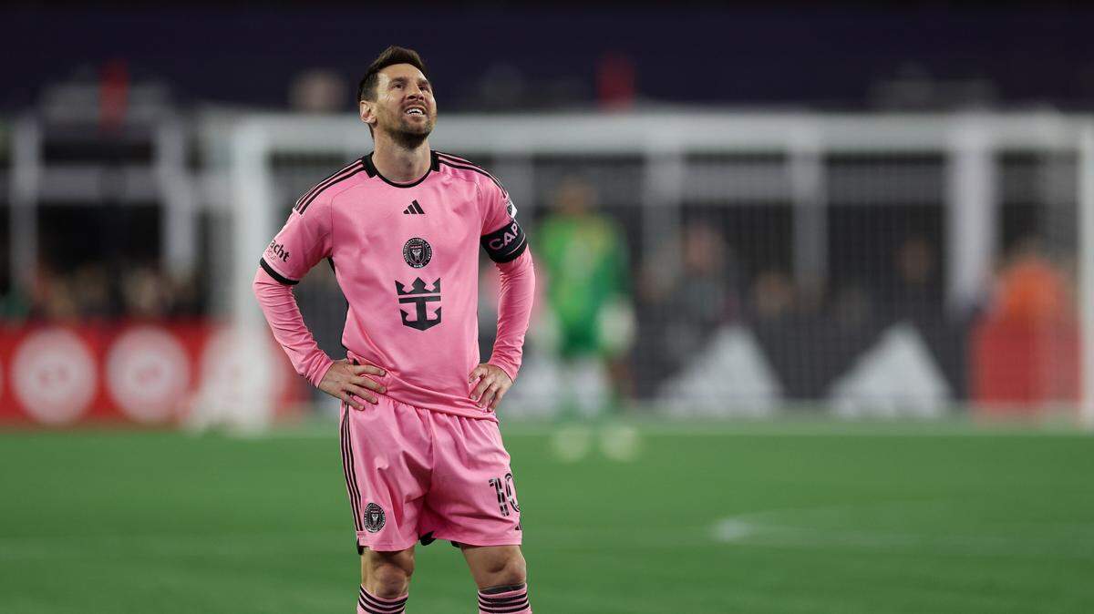 El astro argentino del Inter Miami CF Lionel Messi (10) celebra tras anotar uno de sus dos goles contra el New England Revolution este 27 de abril de 2024 en el Gillette Stadium.; Foxborough, Massachusetts.
