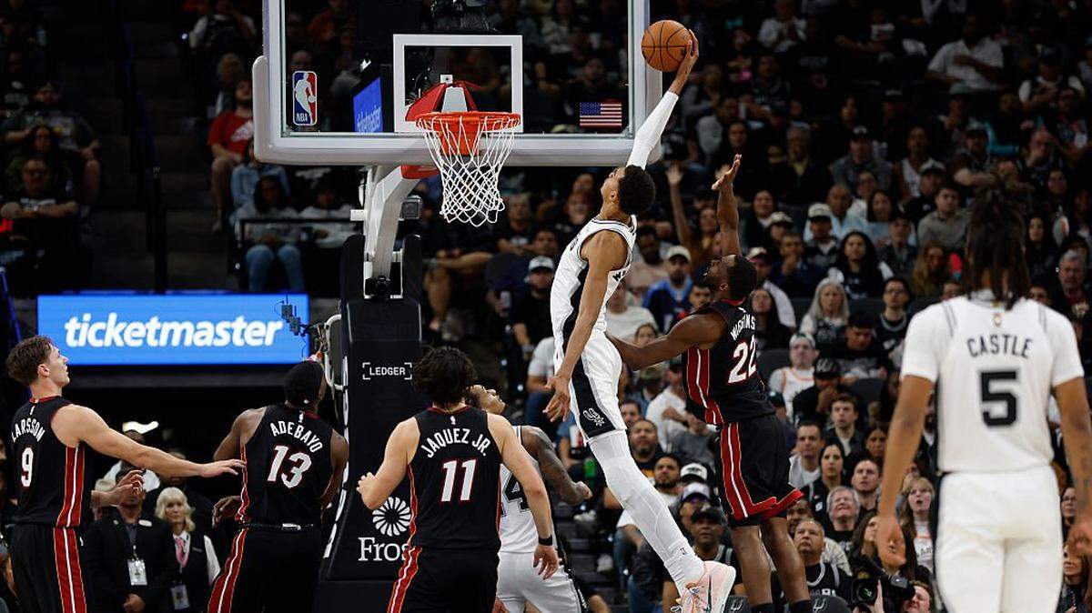 SAN ANTONIO, TX - OCTOBER 30: Victor Wembanyama #1 of the San Antonio Spurs dunks against the Miami Heat in second half at Frost Bank Center on October 30, 2025 in San Antonio, Texas. NOTE TO USER: User expressly acknowledges and agrees that, by downloading and or using this photograph, User is consenting to terms and conditions of the Getty Images License Agreement. (Photo by Ronald Cortes/Getty Images)