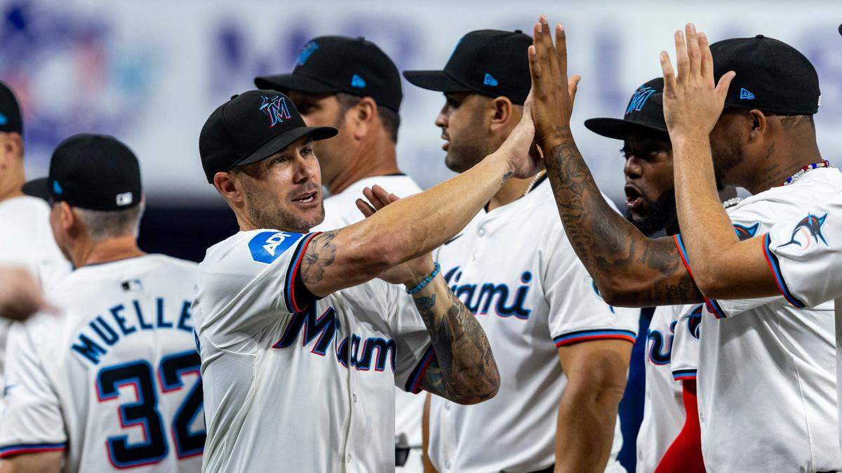 El manager de los Marlins Skip Schumaker saluda a los peloteros en el Día Inaugural de la temporada ante los Piratas de Pittsburgh, celebrado el 28 de marzo de 2024 en Miami.