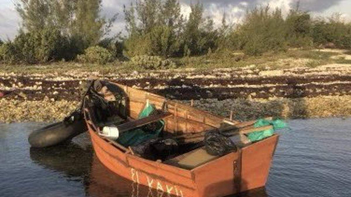 Una pequeña embarcación rústica de migrantes cubanos varada en aguas poco profundas frente a los Cayos el domingo 8 de mayo de 2022.