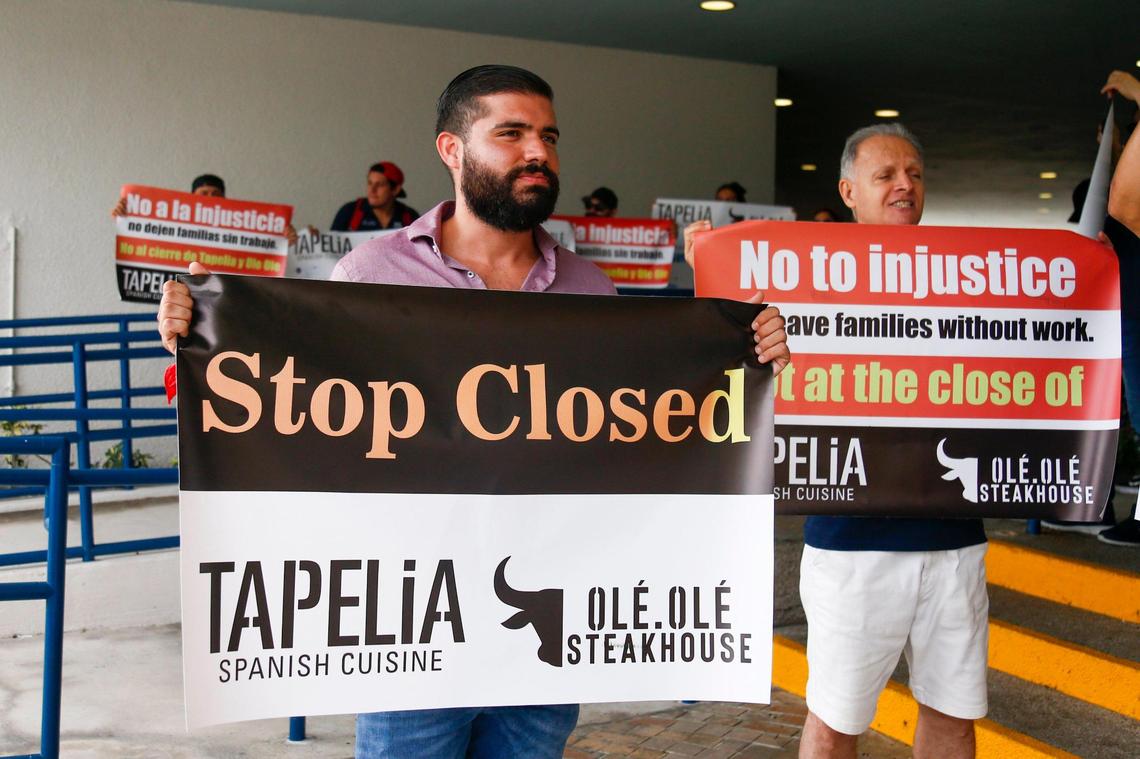 Igor Nebola, gerente de Ole Ole Steakhouse en Lincoln Road en Miami Beach, protesta con otras personas frente al Ayuntamiento de Miami Beach el 22 de noviembre de 2021, después de que la ciudad denegara la renovación del permiso de comedor al aire libre del restaurante.